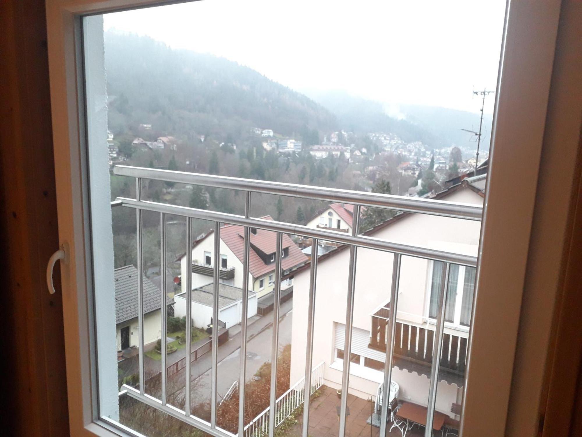 Ferienwohnung in ruhiger Waldrandlage Bad Wildbad Zimmer foto